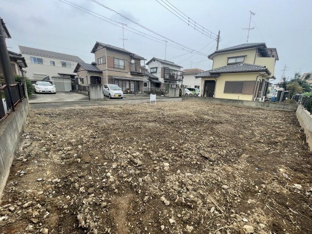 -三丁目不動産-　熊谷市新島　更地の前面道路含む現地写真