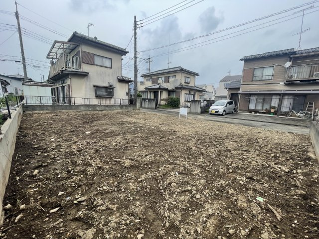 -三丁目不動産-　熊谷市新島　更地の前面道路含む現地写真