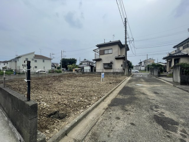 -三丁目不動産-　熊谷市新島　更地の前面道路含む現地写真