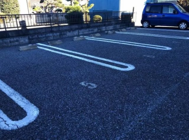 レオパレスリベェール八街の駐車場