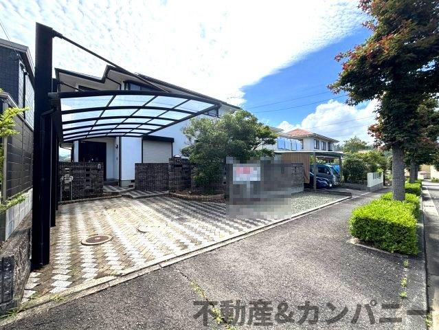 松山市白水台の中古戸建の駐車場|カーポートです。