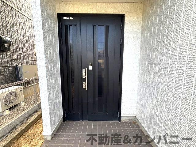 松山市白水台の中古戸建の玄関|きれいな玄関です