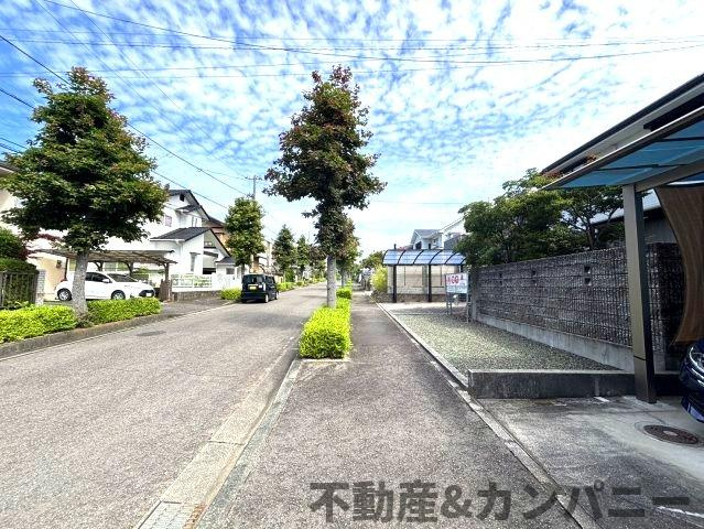 松山市白水台の中古戸建の前面道路含む現地写真|前面道路含む現地写真です