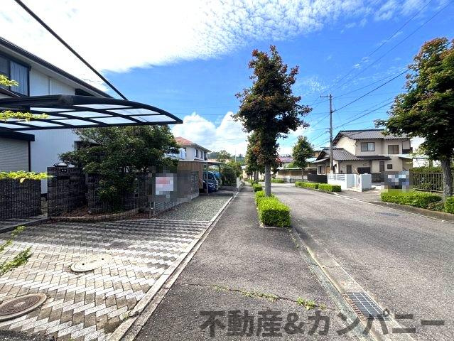 松山市白水台の中古戸建の前面道路含む現地写真|前面道路含む現地写真です