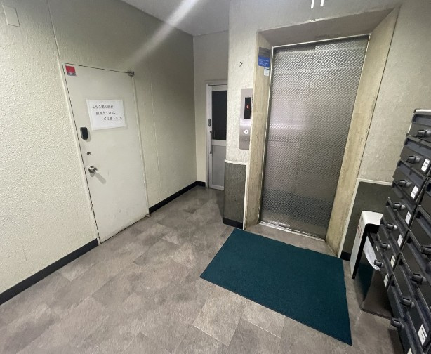 備後屋ビルのエントランス