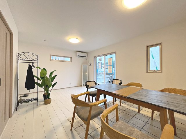 新築戸建・新築建売　西郷村小田倉字前原　小田倉小・西郷第二中の居間・リビング|キッチンの前にダイニングテーブルを設置すれば、お料理の配膳もスムーズです！
