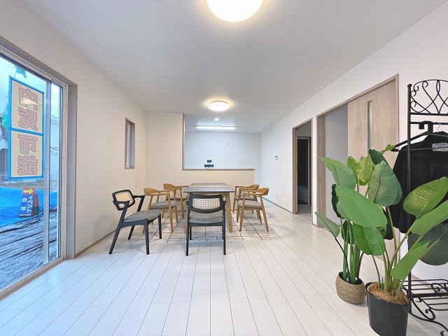新築戸建・新築建売　西郷村小田倉字前原　小田倉小・西郷第二中の居間・リビング|南側の大きな窓から日差しが入り明るいリビングはご家族皆さんの憩いの場です！