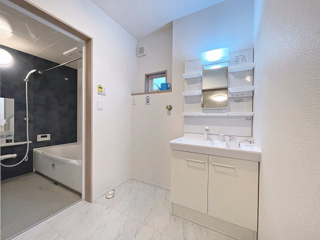 新築戸建・新築建売　西郷村小田倉字前原　小田倉小・西郷第二中の独立洗面台|収納豊富な洗面台！湿気やカビが気になる場所にも窓があり換気ができる嬉しいつくり！