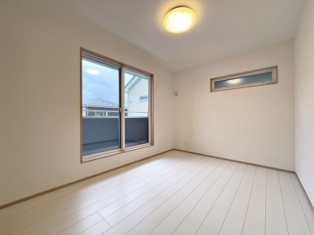 新築戸建・新築建売　西郷村小田倉字前原　小田倉小・西郷第二中の洋室|6帖の洋室はバルコニーに面しており大きな窓から日差しが入るので気持ちの良いプライベート空間です！