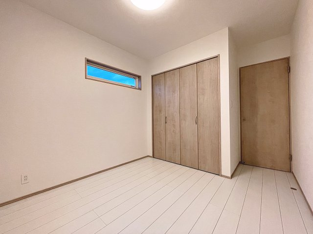 新築戸建・新築建売　西郷村小田倉字前原　小田倉小・西郷第二中の洋室|北側の窓から一定した柔らかい光が入り、PC作業や読書などにも最適なお部屋です！