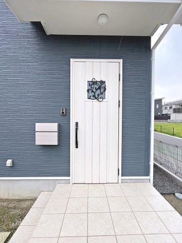新築戸建・新築建売　西郷村小田倉字前原　小田倉小・西郷第二中の玄関|ホワイトカラーのオシャレな玄関スペース。モニター付きインターホンで訪問者を確認でき防犯面も◎