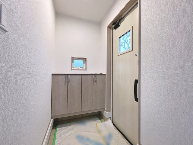 新築戸建・新築建売　西郷村小田倉字前原　小田倉小・西郷第二中の玄関|シューズボックスの上には小物やお花などを飾ることができ、小窓付きで日差しを取り込むことができます！