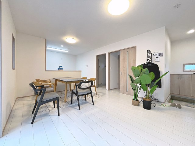 新築戸建・新築建売　西郷村小田倉字前原　小田倉小・西郷第二中の居間・リビング|玄関を入ればすぐに16帖のLDKへ！無駄がなく動線がスムーズです！