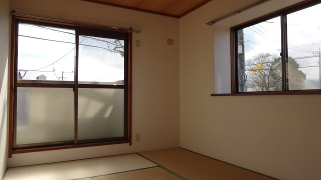 那珂川市松木１丁目のアパートの居間・リビング