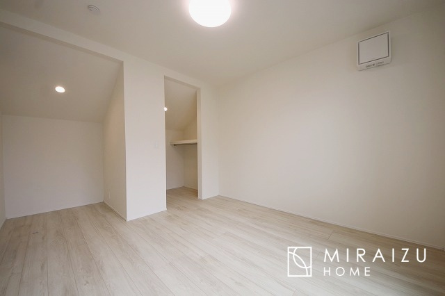 【子供部屋】 | お子様のお部屋にも主寝室にも使えますね。窓が二面についていますので採光もばっちり、空気の入れ替えもOK！自分のお部屋を持ちたいお子様の夢を叶えます！