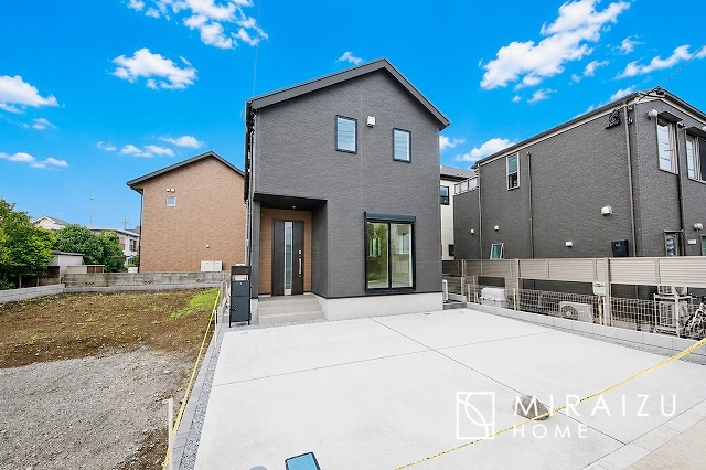 【外観】 | 青く澄み渡った綺麗な空と、陽の光をたっぷりと受ける、そんな新築住宅で新生活をスタートしてみませんか？見学・ご相談等、ミライズホーム(株)までお気軽にご連絡下さい。