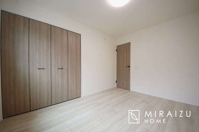 【子供部屋】 | 床のフローリングもオシャレな洋室が嬉しいです。独立性のある住宅ですので、各居室それぞれ、テイストの違うお部屋インテリア造りをしても面白いかもしれませんね！
