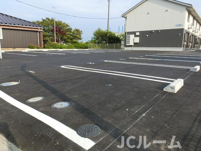 クレストの駐車場