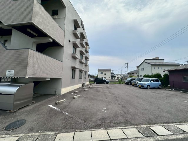 丸亀市一棟アパートの駐車場