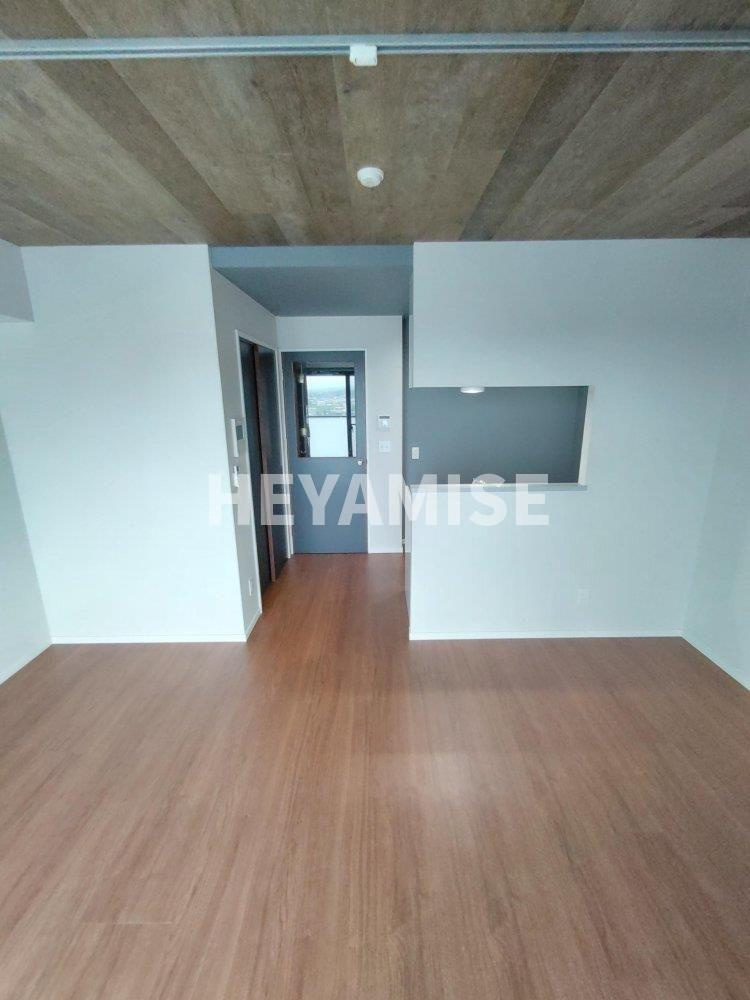 APARTMENTS CODE ISAHAYAの居間・リビング|※室内画像は別号室のもの