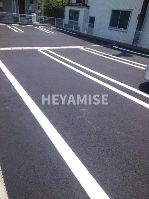 フローラ テラスKの駐車場