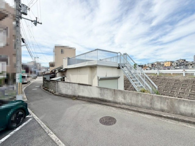 【前面道路含む現地写真】 | 神石市之町　売土地 | 周辺にはスーパーや薬局など、商業施設がそろっていますよ！とても住みやすい環境です