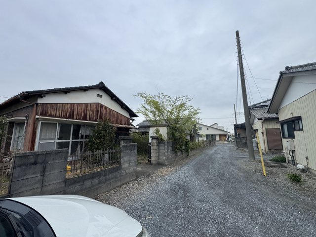 -三丁目不動産-　熊谷市佐谷田　売土地の前面道路含む現地写真