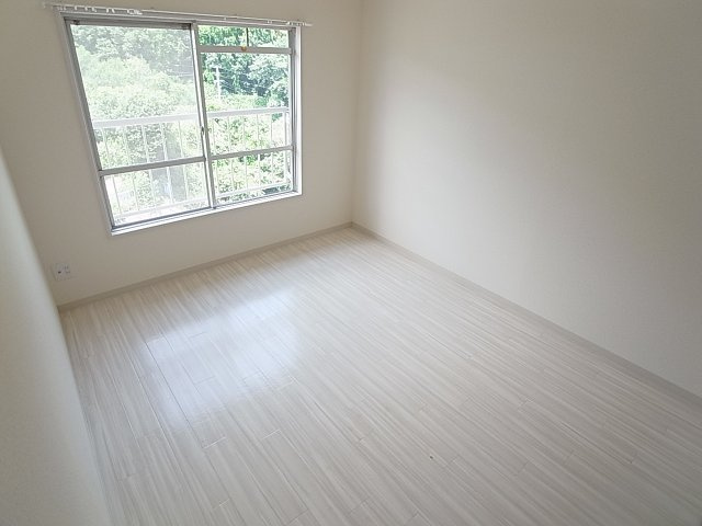 ユメノサニーハイツの内装|日当たりの良い洋室