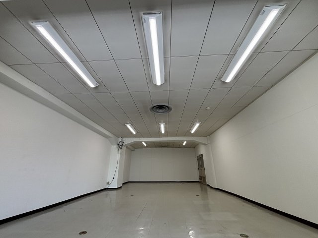 東海建物西本町ビルのバルコニー