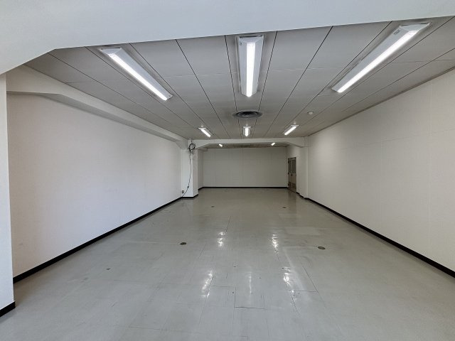 東海建物西本町ビルのロビー