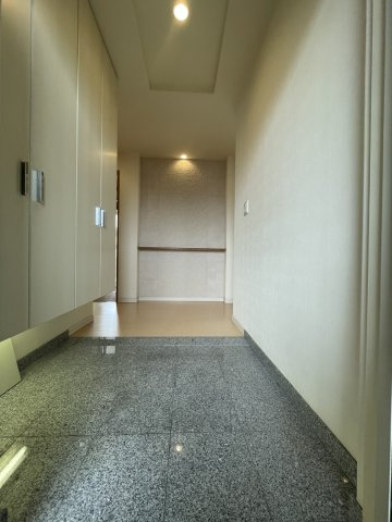 サーパス本町の玄関|段差のない玄関です
