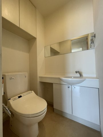 サーパス本町のトイレ|手洗い付きのトイレです