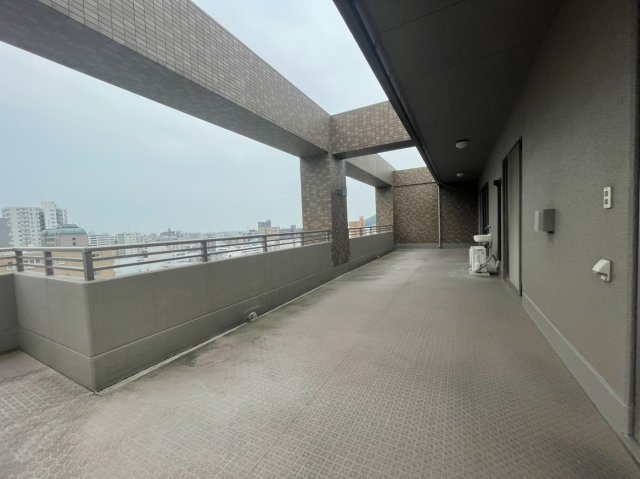 サーパス本町のバルコニー|南側ルーフバルコニーです