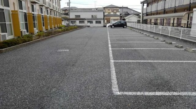 レオパレスアーバン・ビレッジの駐車場