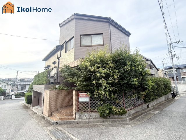 明石市朝霧東町２丁目　中古戸建のエントランス|●年中無休：当日予約可●角地につき通風採光良好＆開放的♪空家の為、随時ご内覧も可能です！