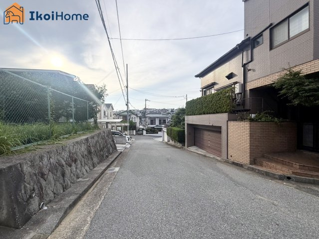 明石市朝霧東町２丁目　中古戸建の前面道路含む現地写真|●年中無休：当日予約可●前面道路は南東側幅員約4ｍ、南西側幅員約5.7ｍ。交通量少なめで安心です！