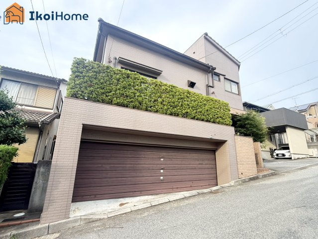 明石市朝霧東町２丁目　中古戸建の駐車場|●年中無休：当日予約可●シャッター付き車庫兼倉庫がございます。お車は2台駐車可能です。