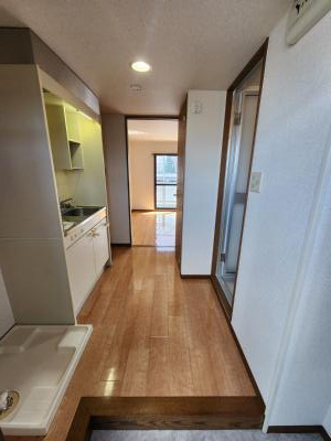 CASA井の内装|玄関から～