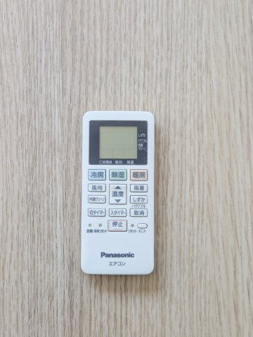 メイプルタウンC棟の設備|洋室　エアコンリモコン　サービス設置品