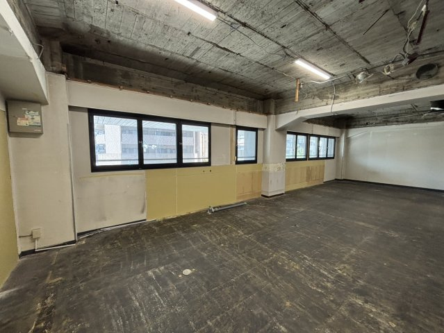 東海建物西本町ビルの駐車場