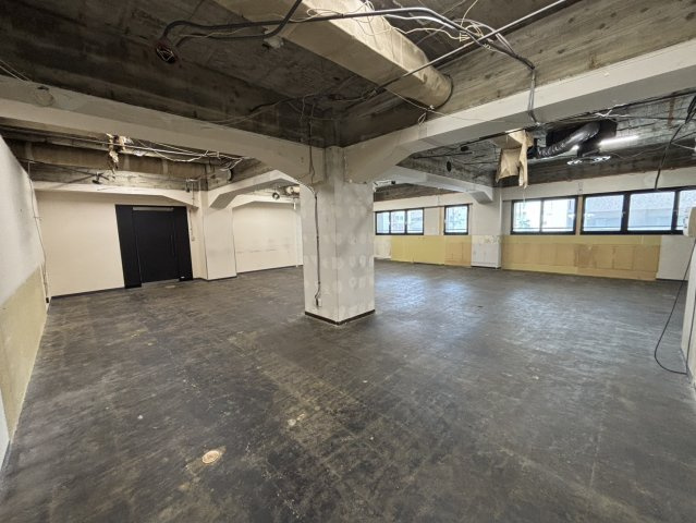 東海建物西本町ビルの駐車場