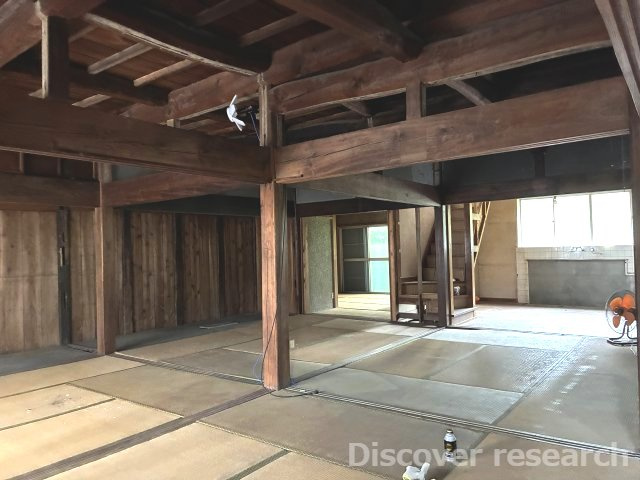 海まで徒歩2分。古き良き住まいを、自分だけの理想の空間へ。の居間・リビング