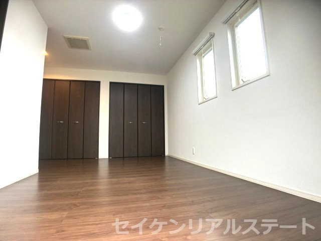光が丘２丁目　中古戸建の洋室|落ち着いた色調の洋室です