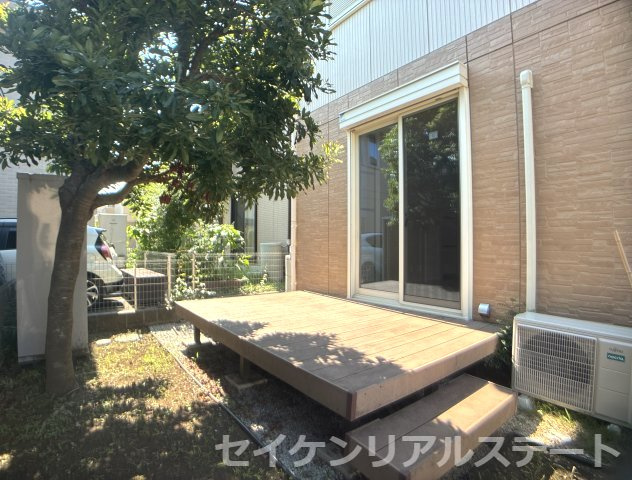 光が丘２丁目　中古戸建の庭|リビングからつながるデッキスペースで、開放感のある暮らしを実現