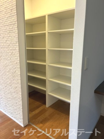 光が丘２丁目　中古戸建の収納|LDKの物入や食品庫など、収納豊富です