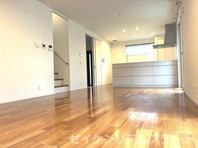 光が丘２丁目　中古戸建の居間・リビング|2014年２月築、室内大変キレイにお使いです