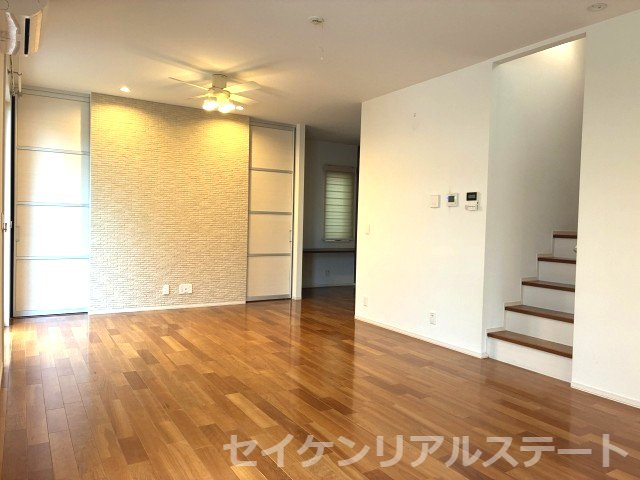 光が丘２丁目　中古戸建の居間・リビング|LDKには足元からポカポカの快適床暖房付