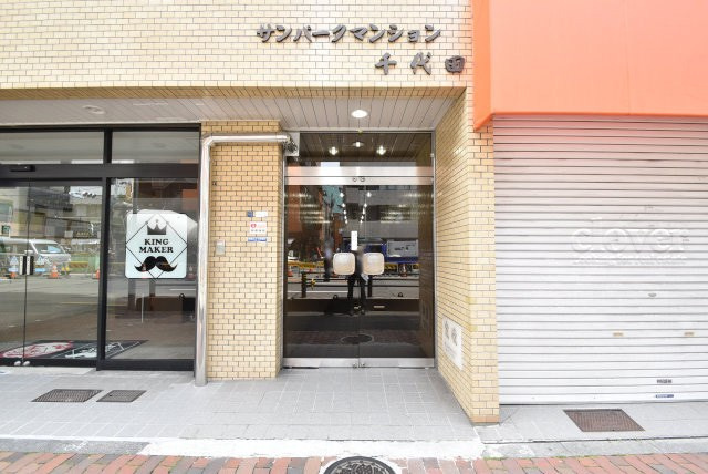【エントランス】 | サンパークマンション千代田 | マンションの正面エントランス。出入りする人間を癒してくれるマンション入り口であり、その建物の「顔」でもあります。～即日のご見学可能～　お問合せはお気軽にどうぞ。
