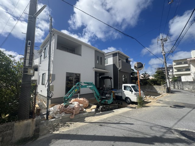 宜野湾市大謝名1丁目（全2棟）ラストA号棟の前面道路含む現地写真|※南東側4m～4.4m♪