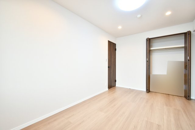 ヴィルヌーブ大宮の洋室|【洋室②：7.2帖】クローゼットは各部屋に備わっておりますので、家族それぞれで洋服収納をすることも可能です。また、上下セパレートになっているため衣替えもしやすく、ハンガーパイプで家事時短にも◎！